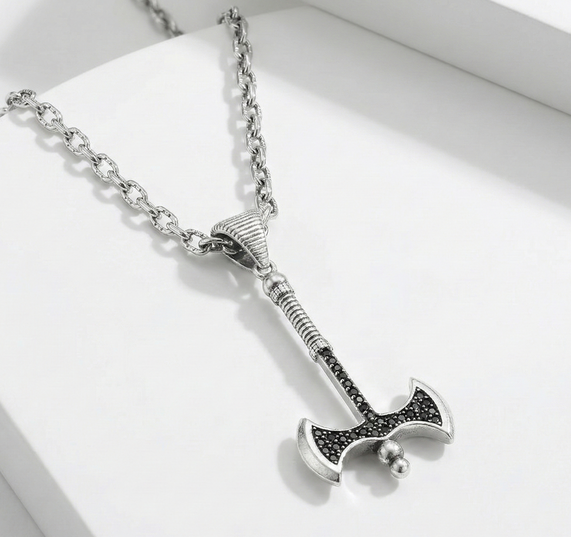 Valor - Balta Figürlü Erkek Kolye