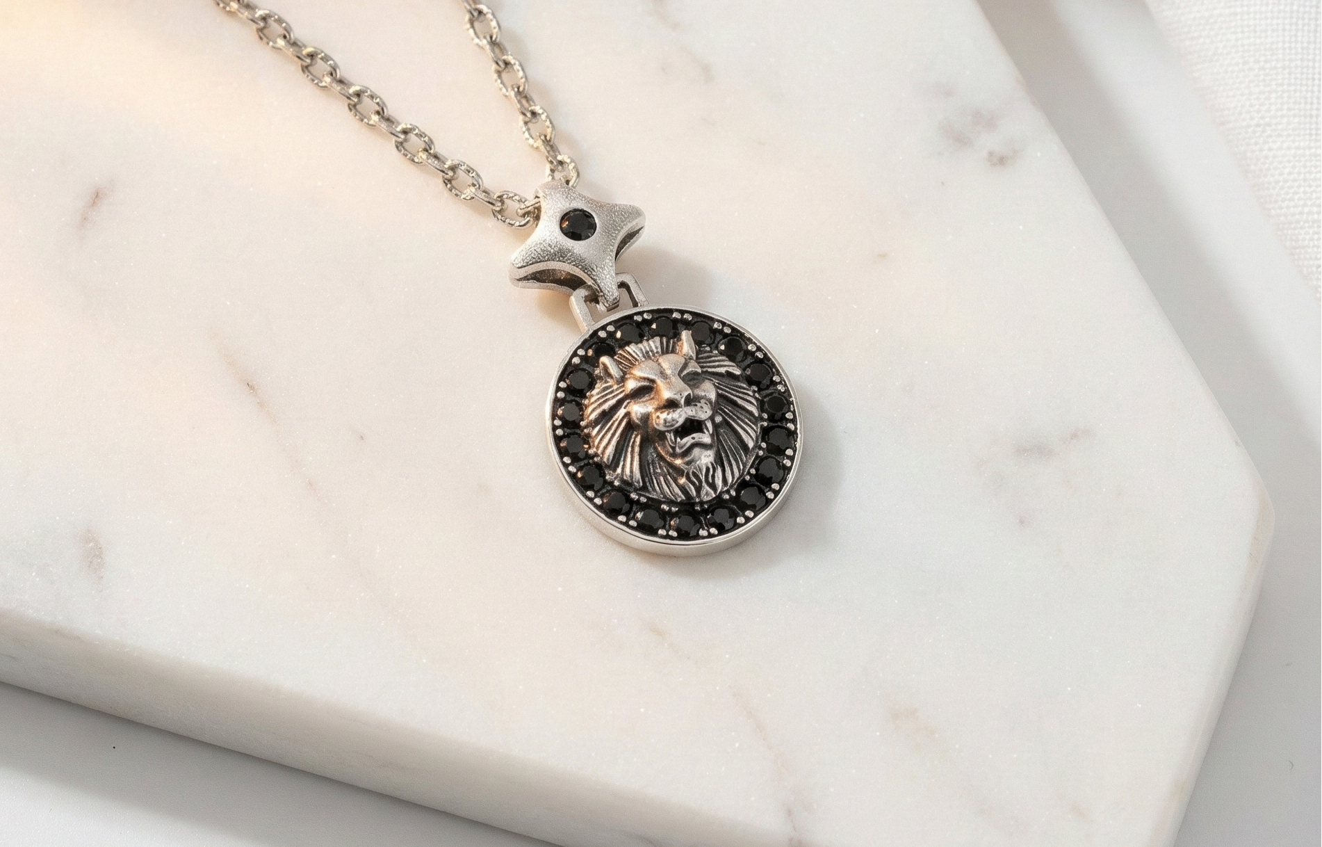 Leone - Aslan Figürlü Çelik Kolye